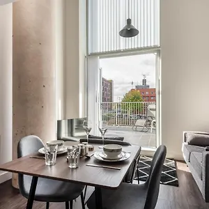 Modern 2 Bed Wharfside In Apartment